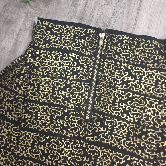 New Guess Mini Skirt Size Small - Picture 6 of 9